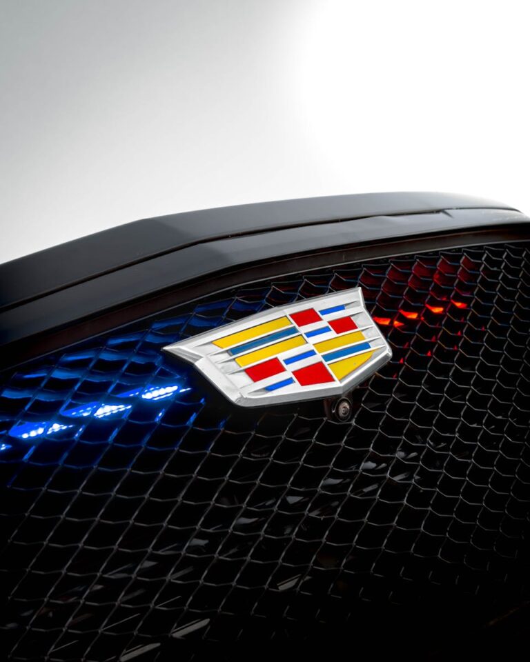 close logo car Cadillac Escalade V