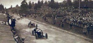 Start of the 1925 European Grand Prix at Spa-Francorchamps, featuring Antonio Ascari leading Giuseppe Campari on the grid.