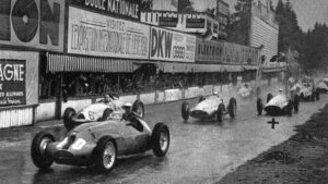 Start of the 1939 Belgian Grand Prix showing Giuseppe Farina leading in an Alfa Romeo Tipo 316, followed by Hermann Müller, Rudolf Lang, and Richard Seaman in their race cars.

