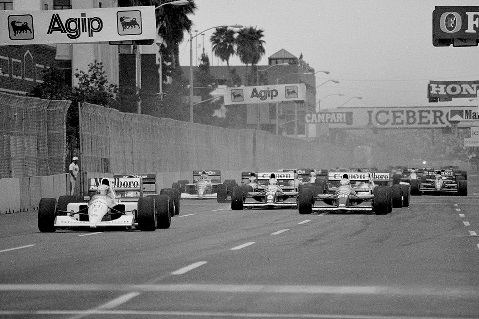 Start of the 1991 United States Grand Prix, showing F1 cars launching from the grid at a historic race.
